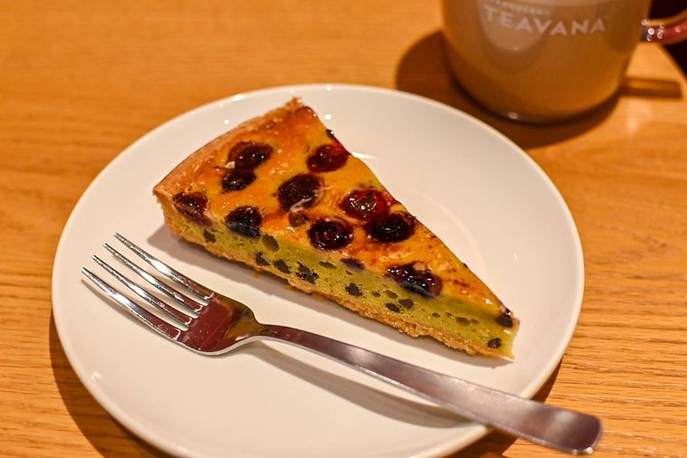 お皿にのったケーキとティー
