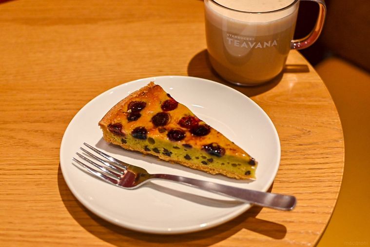 お皿にのったケーキとティー