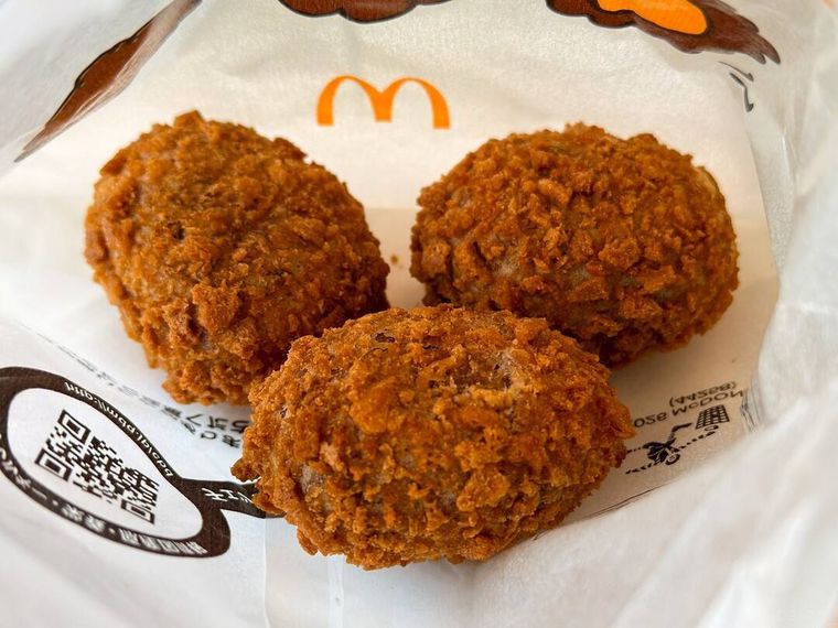 袋にはいったクリームブリュレホットドーナツを取り出している様子