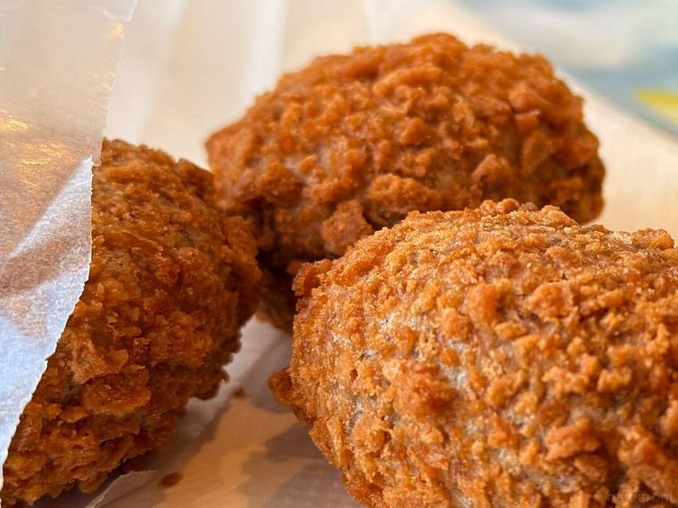 ザクザクのワッフルコーンが散りばめられたクリームブリュレホットドーナツの表面の様子