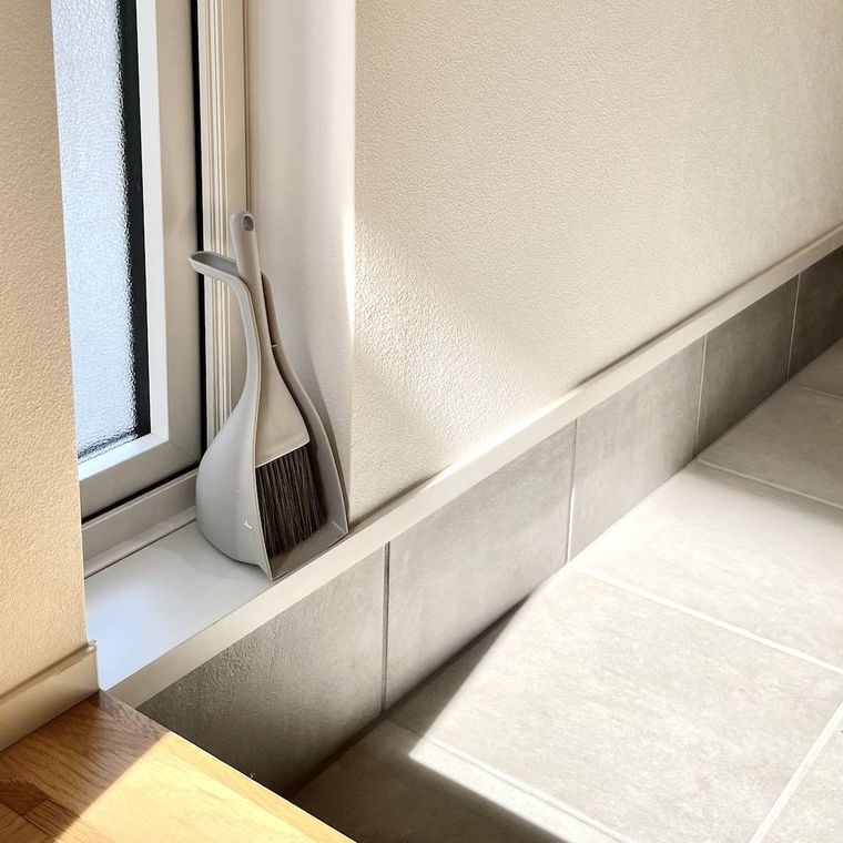 セリアのほうきちりとりセットを玄関に収納している