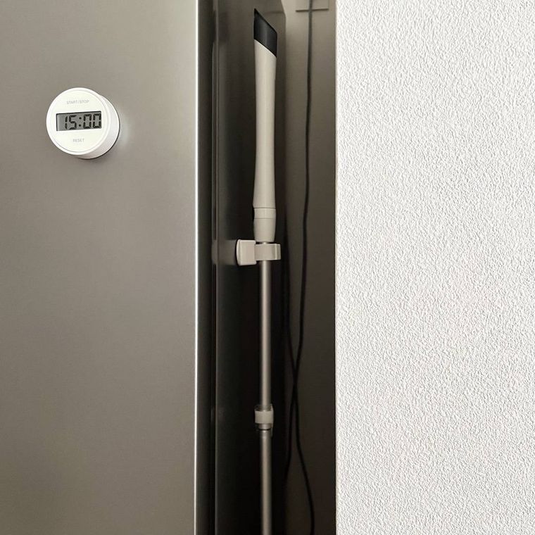 セリアのモップホルダーにモップを取り付けて収納している