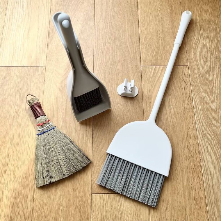 セリアのほうきが床に並べられている