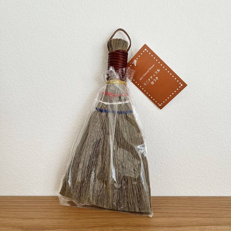 セリアのミニナチュラルほうきのパッケージ画像