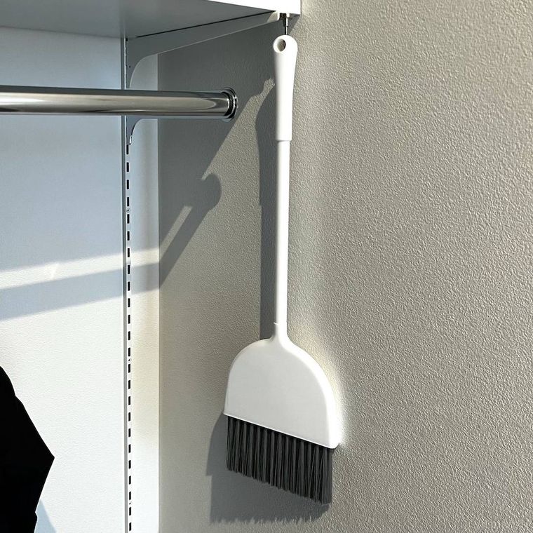 セリアのスリムほうきを吊るして収納している