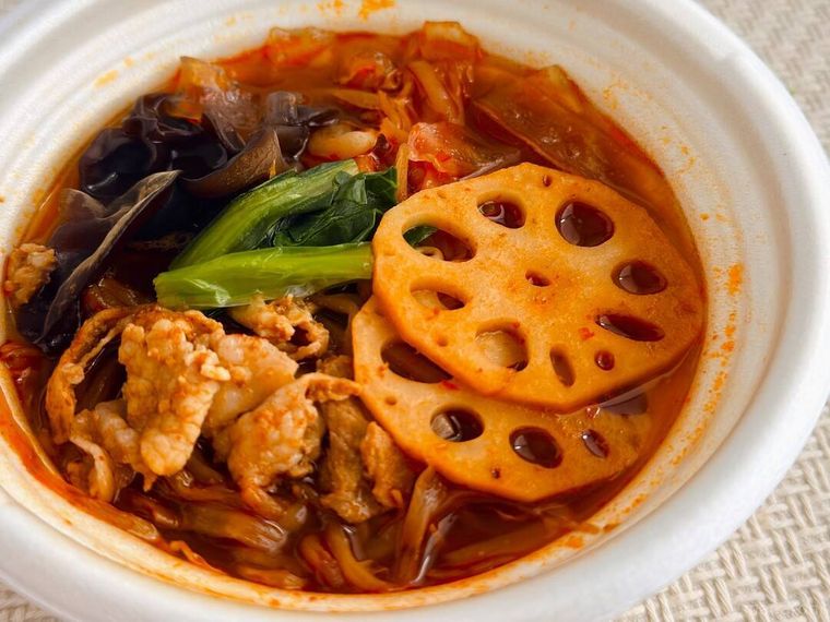 レンジで温めたセブンイレブンのつるもち太麺春雨 麻辣湯がテーブルの上に置かれている様子