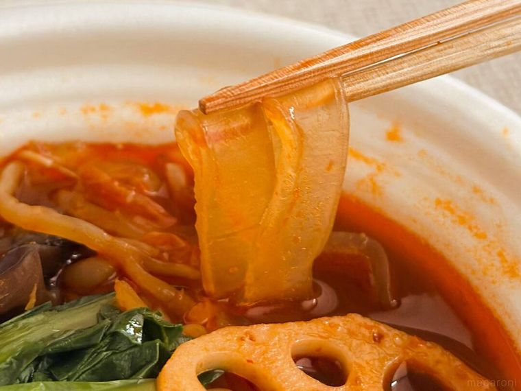 レンジで温めたセブンイレブンのつるもち太麺春雨 麻辣湯の太麺春雨を箸で持っている様子