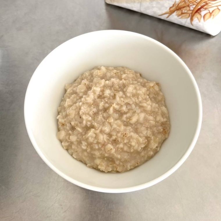 ボウルに盛られたオートミール粥