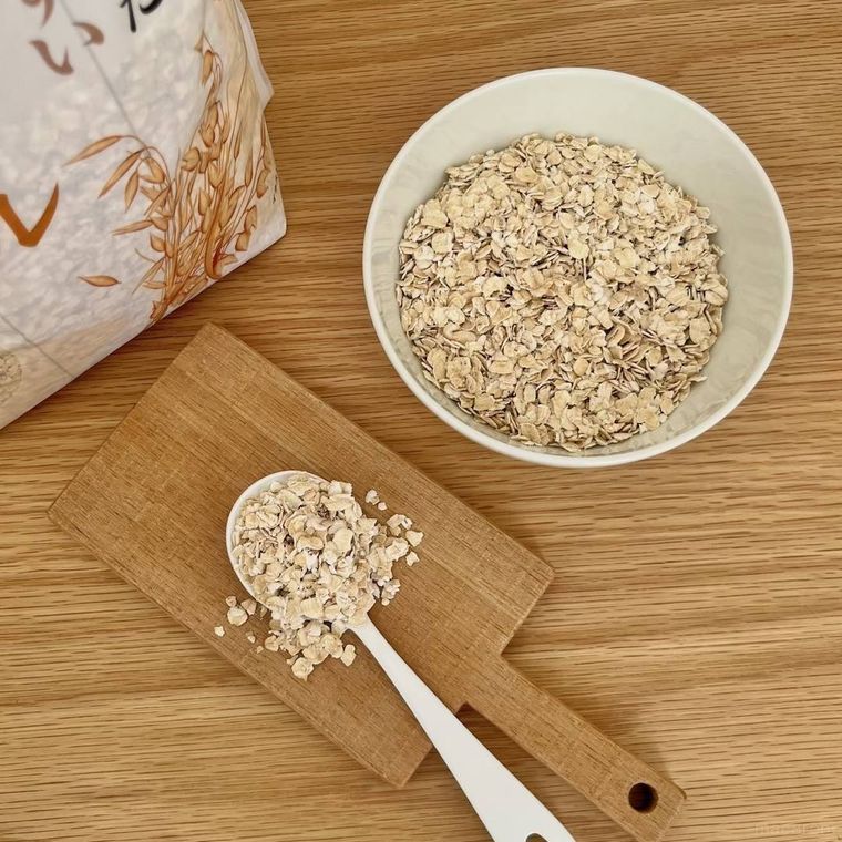 ボウルとスプーンに盛られたオートミール