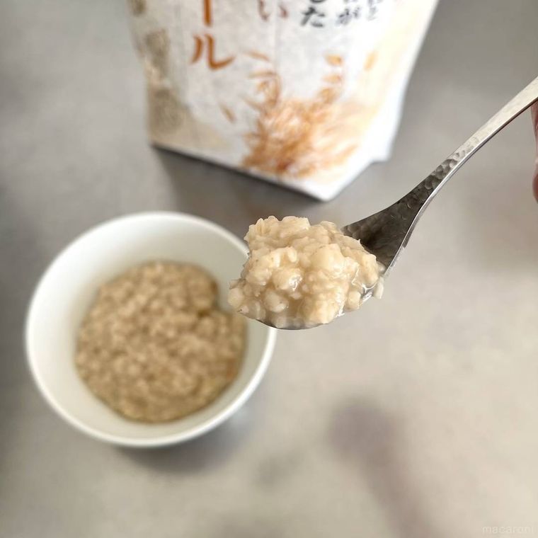 スプーンにのったオートミール粥のアップ