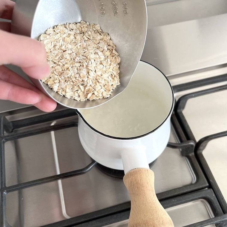 ボウルに入ったオートミールと小鍋