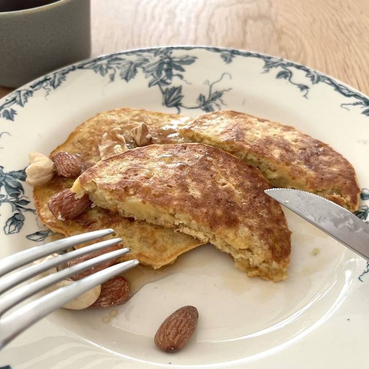 オートミールとバナナのパンケーキの断面アップ