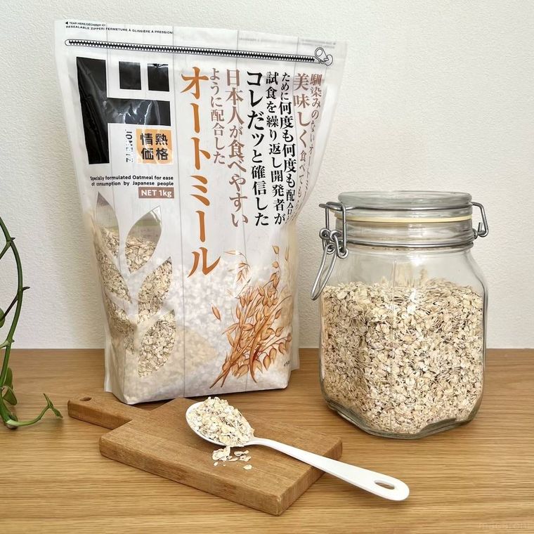 ドン・キホーテのオートミールのパッケージと保存瓶に入ったオートミール