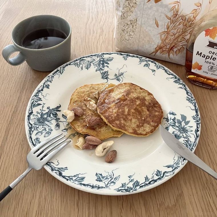 プレートに盛り付けられたオートミールとバナナのパンケーキ