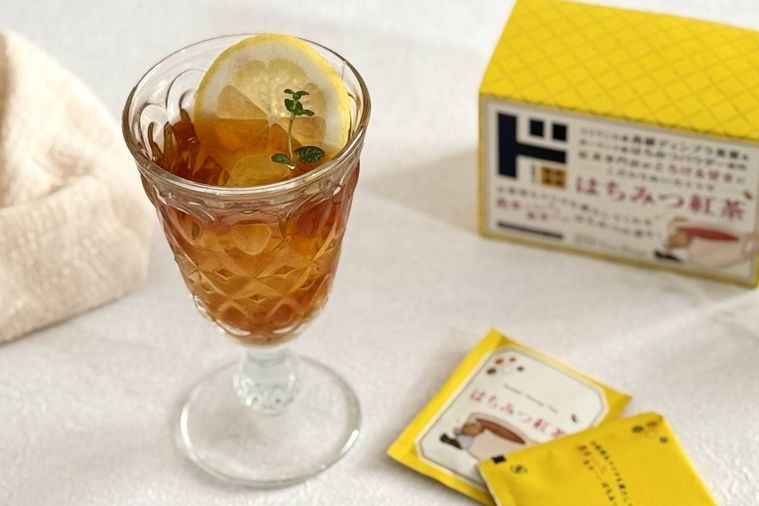 グラスに注がれたアイスレモンティーと、ドンキのはちみつ紅茶