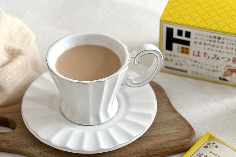 ミルクティーが注がれた白いティーカップ