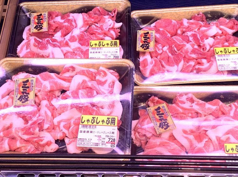 ロピアの店頭に並ぶ三元豚 国産豚肩ロースしゃぶしゃぶ用のパック