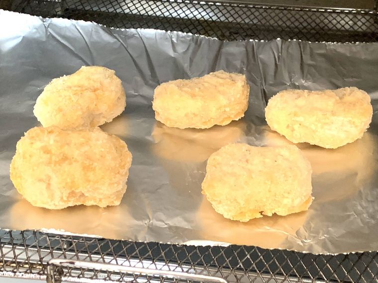 ロピアのチキンナゲットをオーブントースター調理する様子
