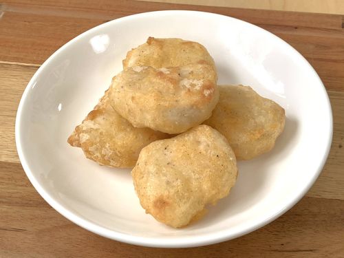 オーブントースターで調理したロピアのチキンナゲットをお皿にのせた様子