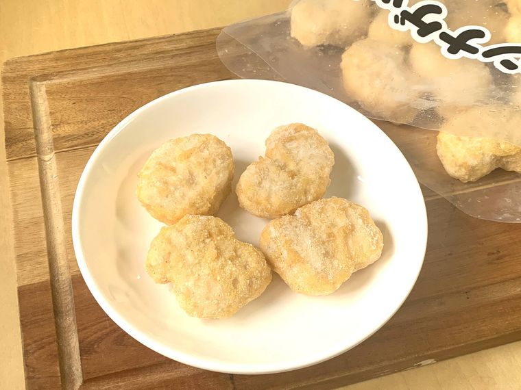ロピアのチキンナゲットを取り出してお皿にのせた様子