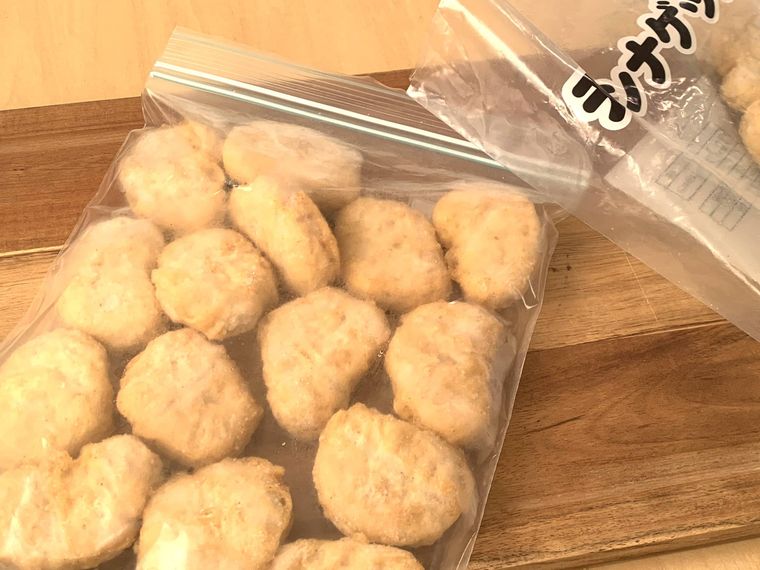 チャック付きのフリーザーバッグに移し替えたロピアのチキンナゲット