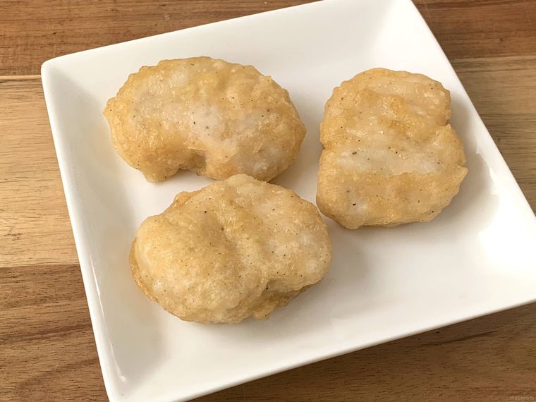 電子レンジで調理したロピアのチキンナゲットをお皿にのせた様子