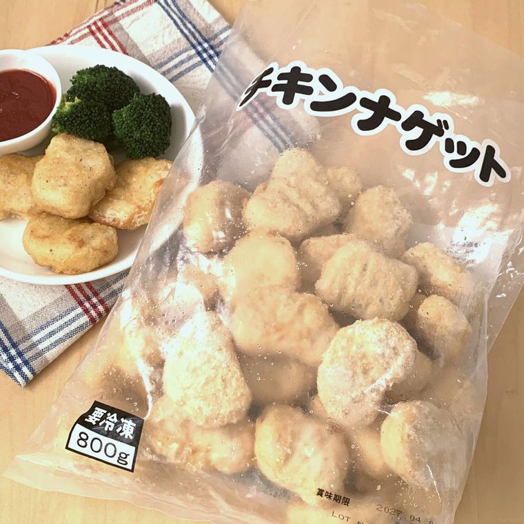 ロピアの冷凍食品チキンナゲットのパッケージと、調理して盛り付けた様子