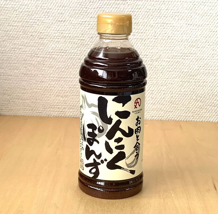 テーブルの上に置いたロピアのにんにくぽんず