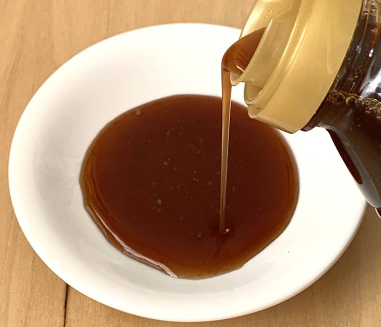 ロピアのにんにくぽんずを小皿に注ぐ様子