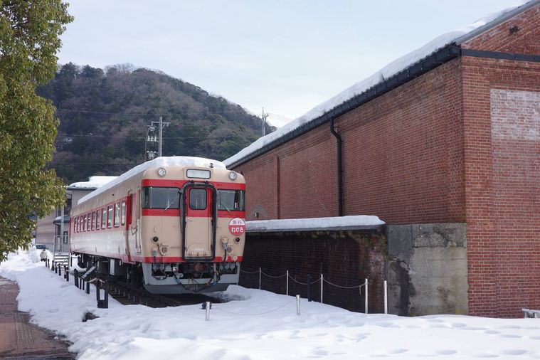 電車と赤レンガ