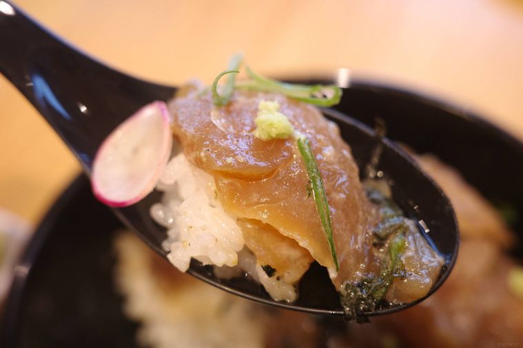 漬けをレンゲで持ち上げている