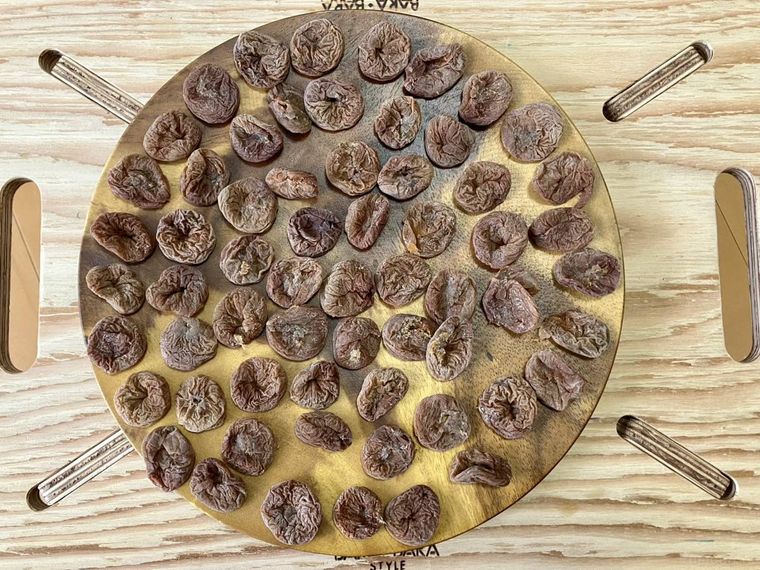 お皿に並べた干し梅