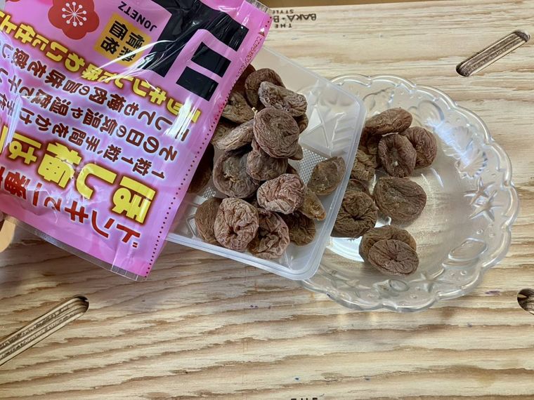 お皿に盛り付けた干し梅