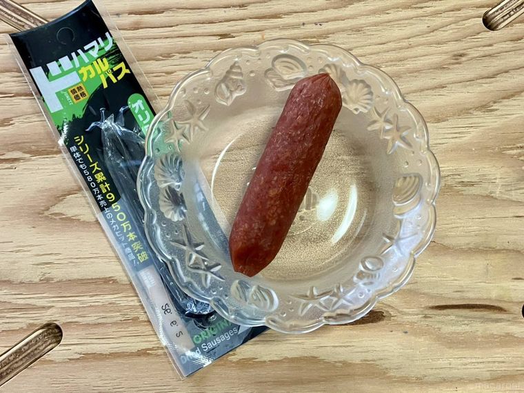 カルパスのパッケージとお皿に盛り付けたドハマリカルパス