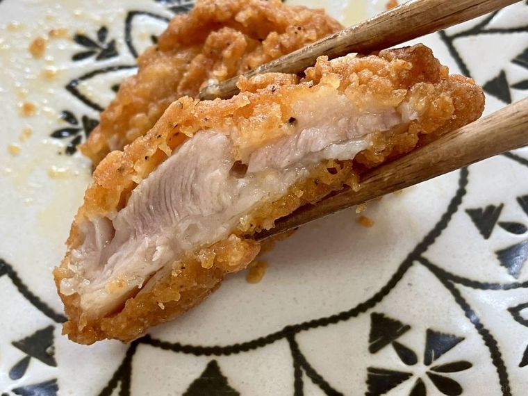 半分にカットしたドンチキを箸で持ち上げている