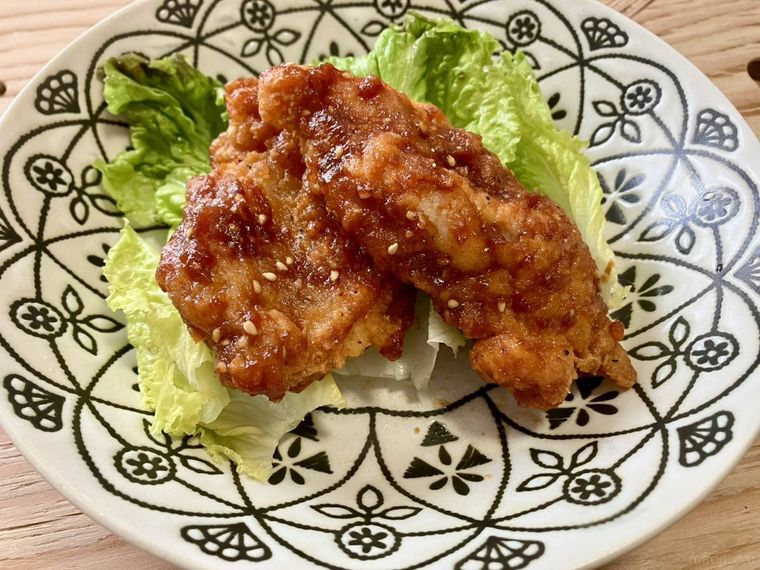 お皿に盛り付けたヤンニョム風チキン