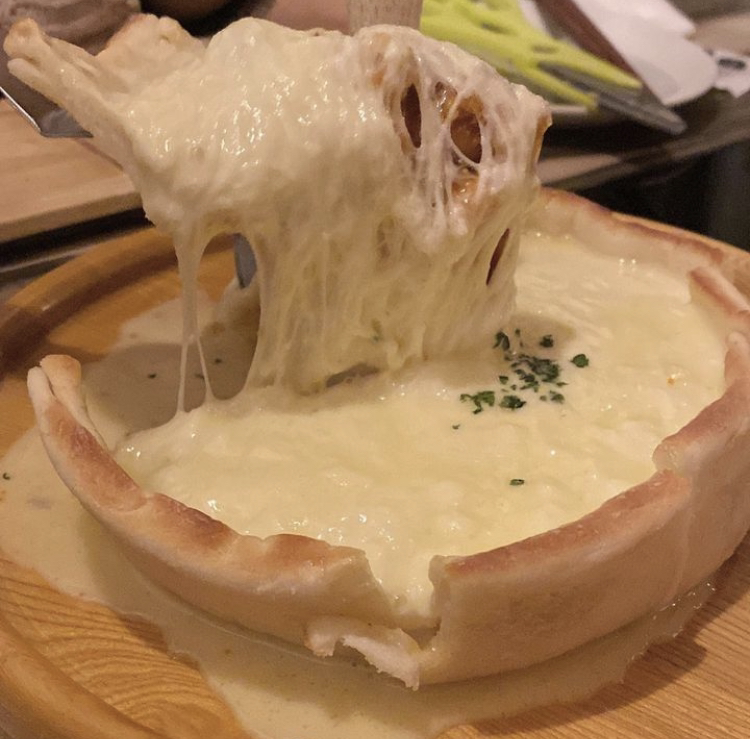 シカゴピザを切り分けている様子