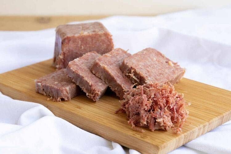 木のカッティングボードに置かれたコンビーフ