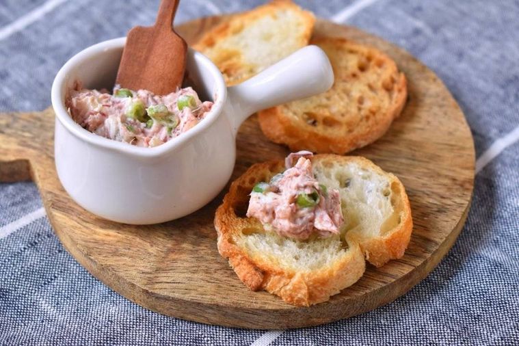 コンビーフパテとバゲットがウッドプレートにのっている様子