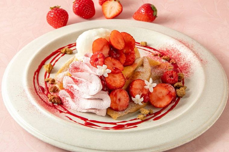 3. いちごとフランボワーズのクレープ ミルクアイス添え