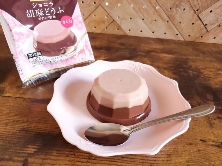 お皿にのったふじや食品ショコラ胡麻どうふ さくらゴディバ監修の中身とパッケージが並んでいる