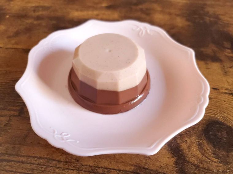 お皿にのったふじや食品ショコラ胡麻どうふ さくらゴディバ監修