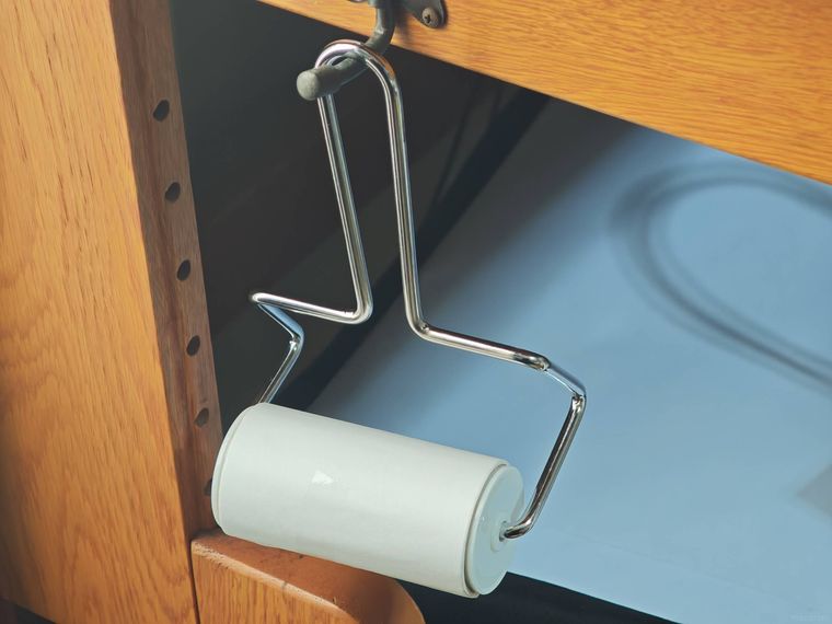 ケースが要らない粘着クリーナーが机のフックにかかっている様子