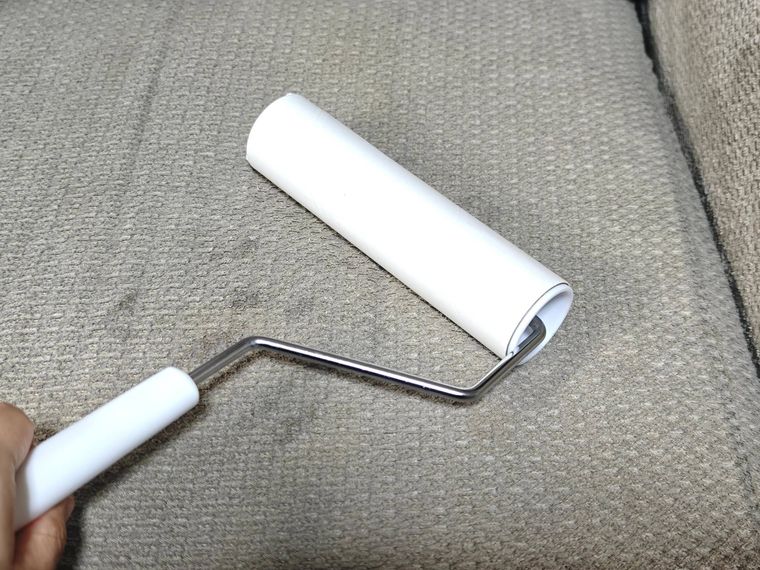 ケース付 粘着クリーナーを使っている様子