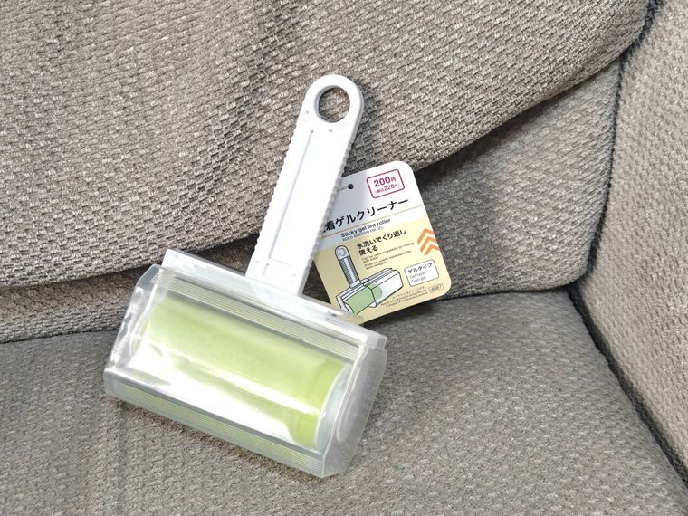 粘着ゲルクリーナーがソファの上に置いてある