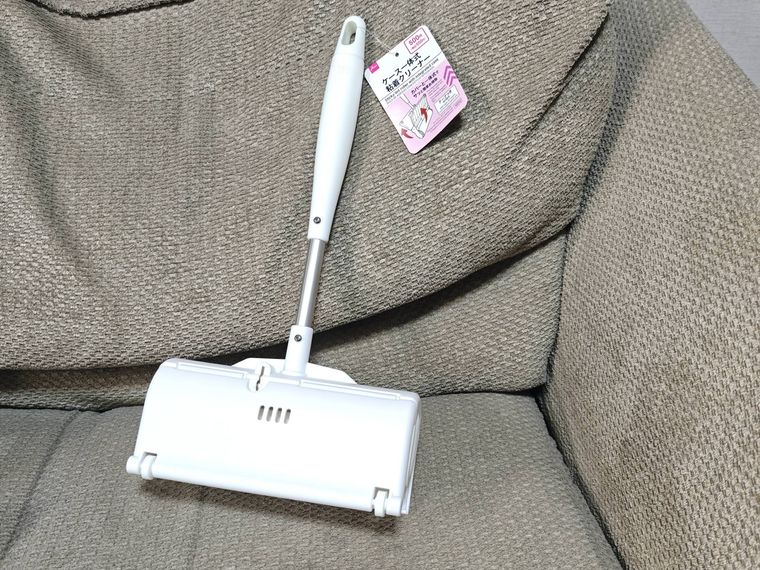 ケース一体式 粘着クリーナーがソファの上に置いてある