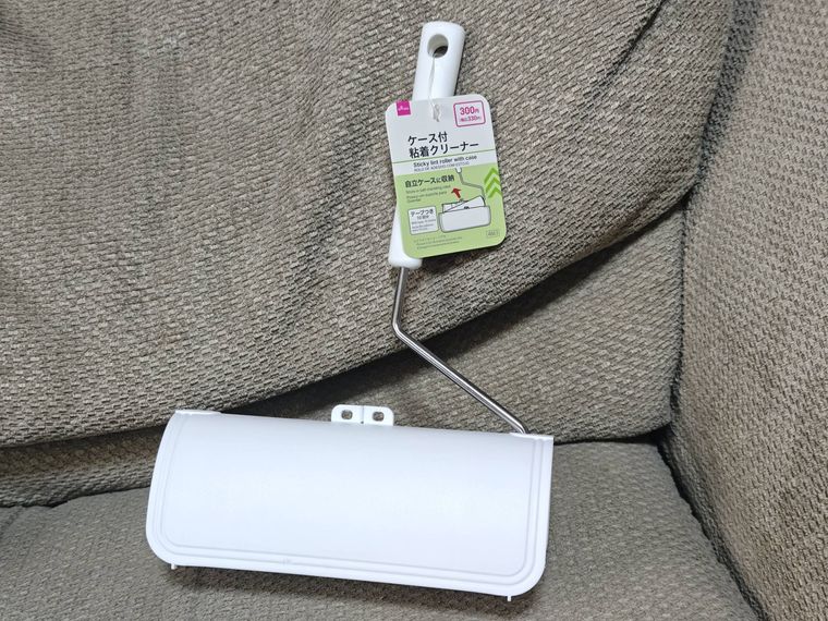 ケース付 粘着クリーナーがソファの上に置いてある