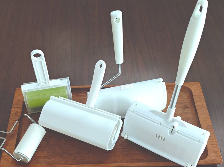 ダイソーのコロコロが机の上に置いてある