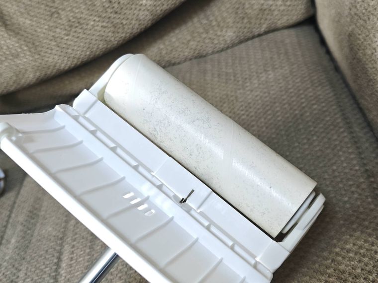 ケース一体式 粘着クリーナーの使用している様子