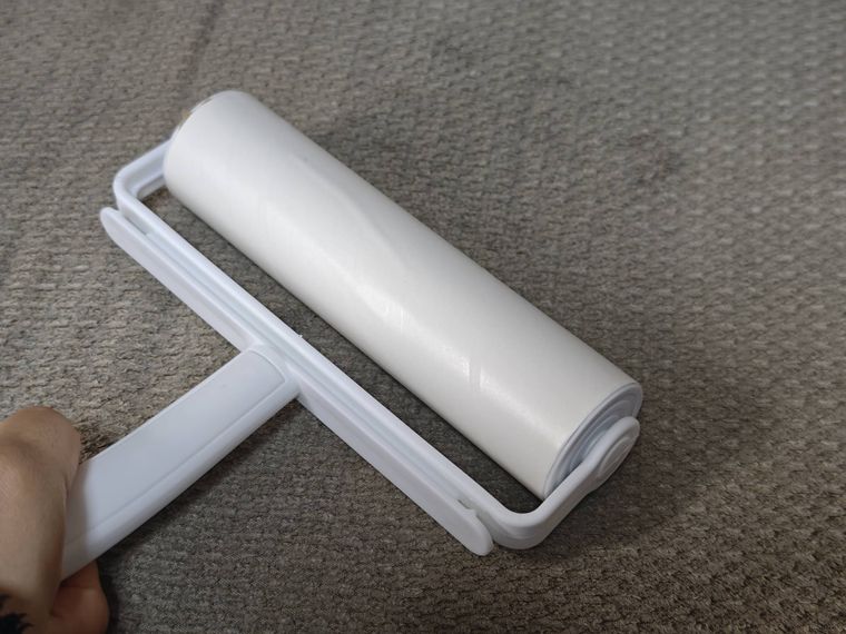 スライドケース付 粘着クリーナーを使っている様子